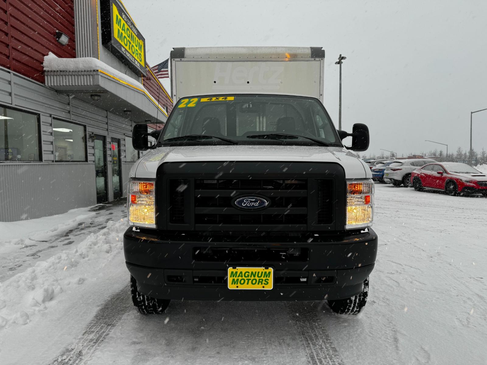 2022 WHITE /Gray FORD E-SERIES E-350 SD (1FDWE3FK8ND) with an 7.3L engine, Automatic transmission, located at 1960 Industrial Drive, Wasilla, 99654, (907) 274-2277, 61.573475, -149.400146 - Photo #7